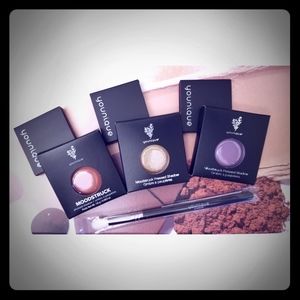 Eyeshadows & Fluffy Crease Brush